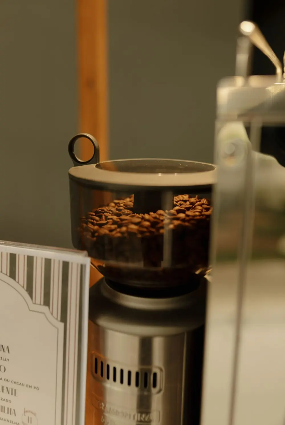 Grãos de café no moinho da estação