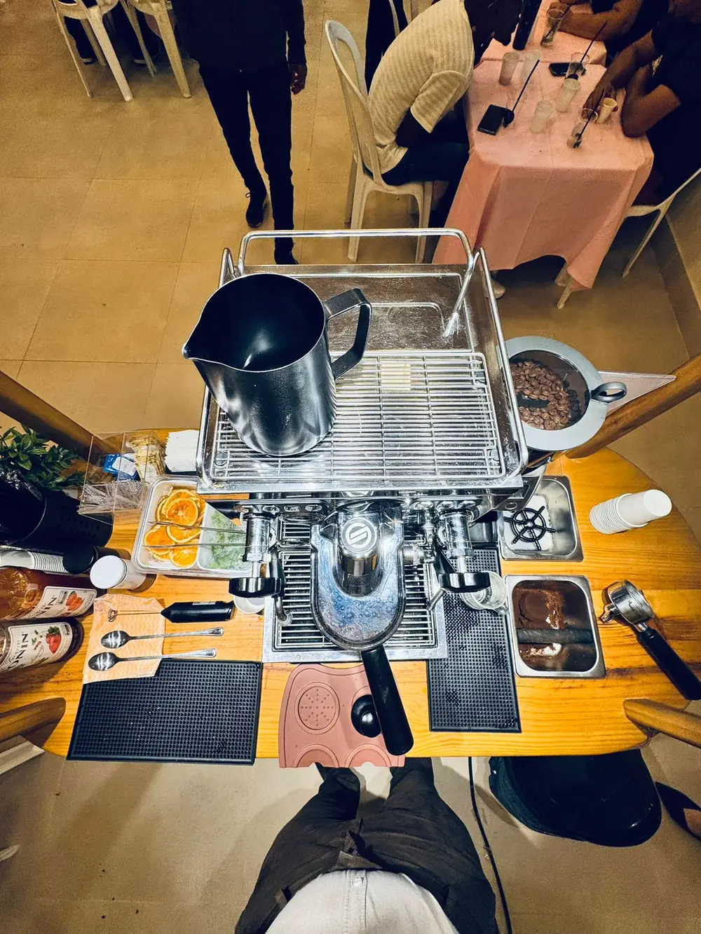 Máquina de espresso e bancada de preparo da Estação de Café