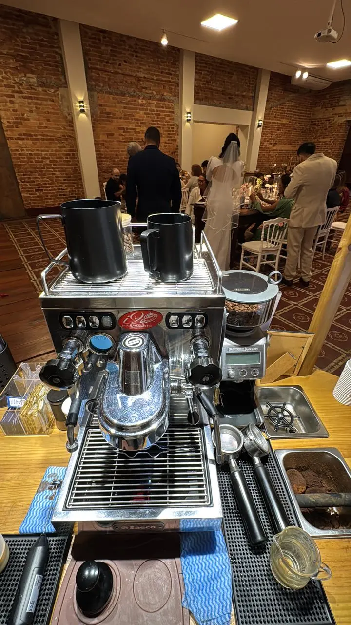 Máquina de espresso preparada em uma Estação de Café durante um evento